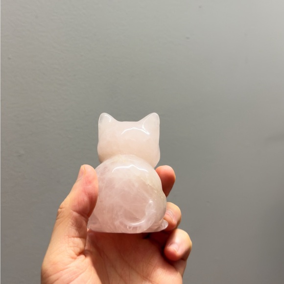 Rose Quartz Cat Carving - Picture 4 of 5